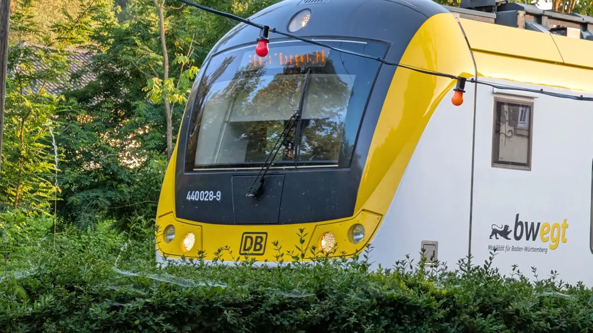 Ein Zug der Ammertalbahn in Tübingen.