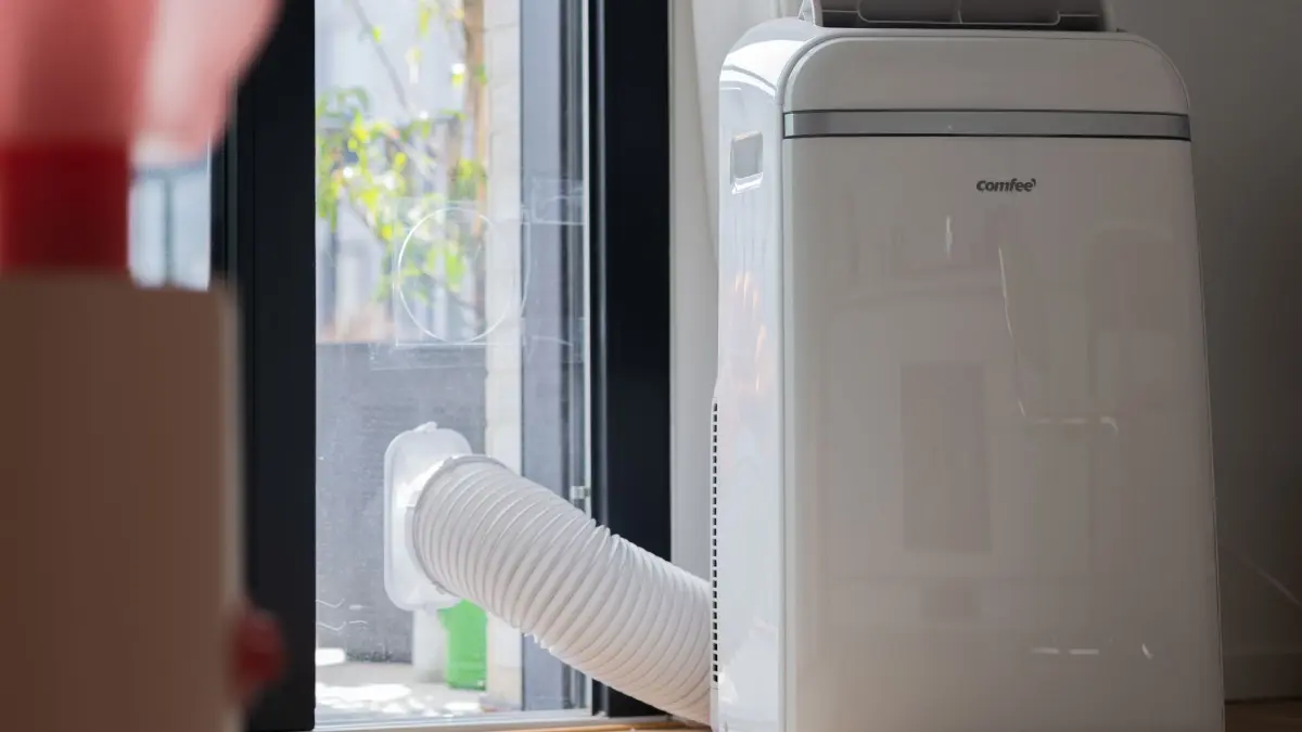 Mobile Klimageräte: PRODUKTION - 14.07.2026, Nordrhein-Westfalen, Köln: Eine mobile Klimaanlage steht in einer Neubauwohnung. (zu dpa: «Verkäufe mobiler Klimaanlagen mehr als verdoppelt») Foto: Rolf Vennenbernd/dpa +++ dpa-Bildfunk +++
