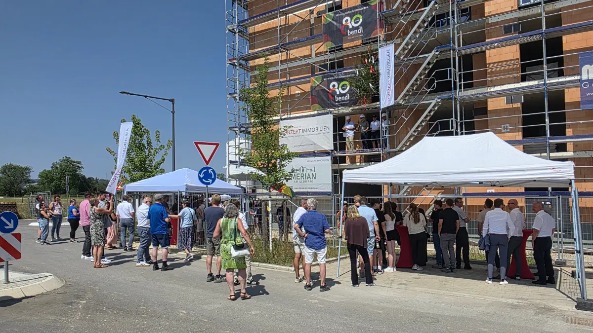 "Merian am Illerpark", nennt Konzept Immobilien sein Projekt in Neu-Ulm. Bei hochsommerlichen Temperaturen wurde dort jetzt Richtfest gefeiert.