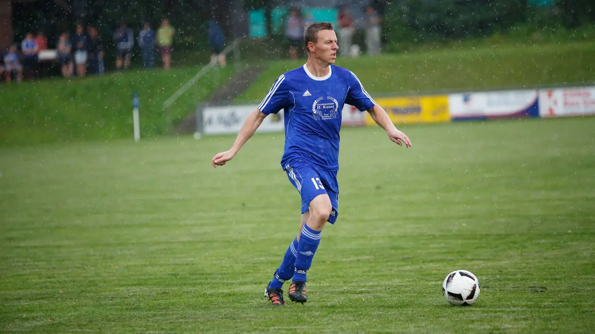 Fußball-Kreisliga A, SV Ringingen - SF Kirchen abgebrochen: Fußball-Kreisliga A, SV Ringingen (blau) - SF Kirchen abgebrochen
Starker Regen: Das Spiel SV Ringingen gegen SF Kirchen wurde gestern nach 15 Minuten abgebrochen. An Fußball war auf dem Hochsträß niicht mehr zu denken; Stefan Denkinger SV Ringingen am Ball
