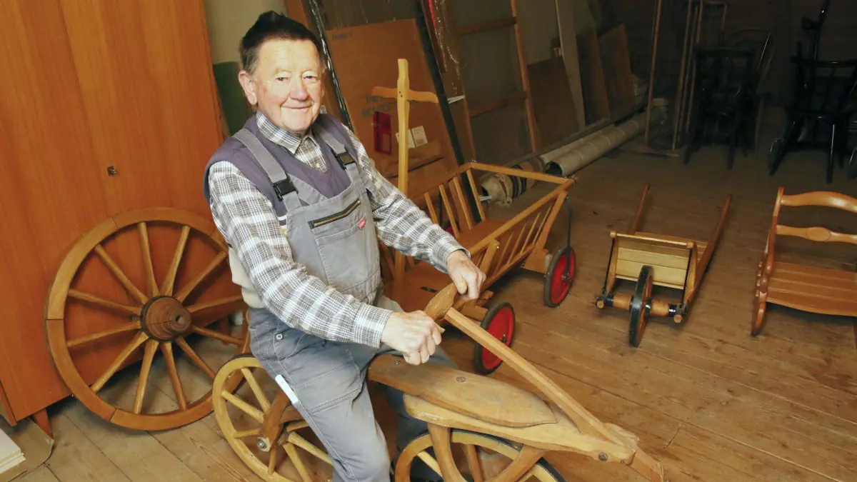 Werner Priel, gelernter Wagner, kreativer Handwerker, aus Westerheim - Zum Fasching war er mal als Karl von Drais unterwegs und hat dafür ein Drais-Fahrrad aus Holz geschreinert