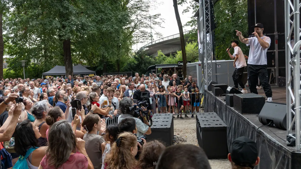 Entspannte Stimmung im Schlosspark beim Fanta4-Tribute mit der Band "Vier gewinnt".