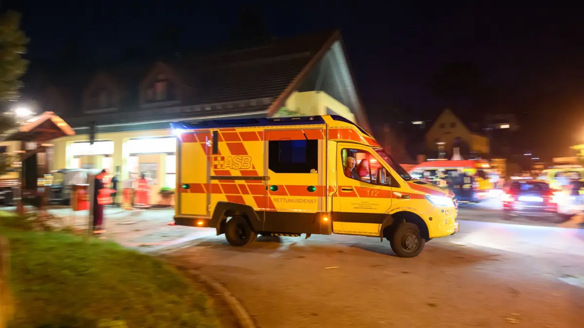 Schwere Unwetter in Ostdeutschland: 31.07.2026, Sachsen, Rathen: Einsatzkräfte vom Rettungsdienst sind nach schweren Unwettern unterwegs. Nach dem schweren Unwetter in der Sächsischen Schweiz mit einem Toten und mehreren Verletzten nahe der Felsenbühne wird es dort zunächst keine Aufführungen mehr geben. Foto: Robert Michael/dpa +++ dpa-Bildfunk +++