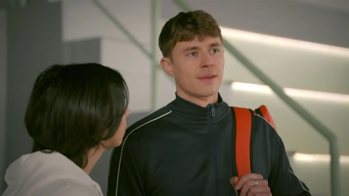 Elias Berg (Robin Schick) mit Leyla Öztürk (Suri Abbassi)