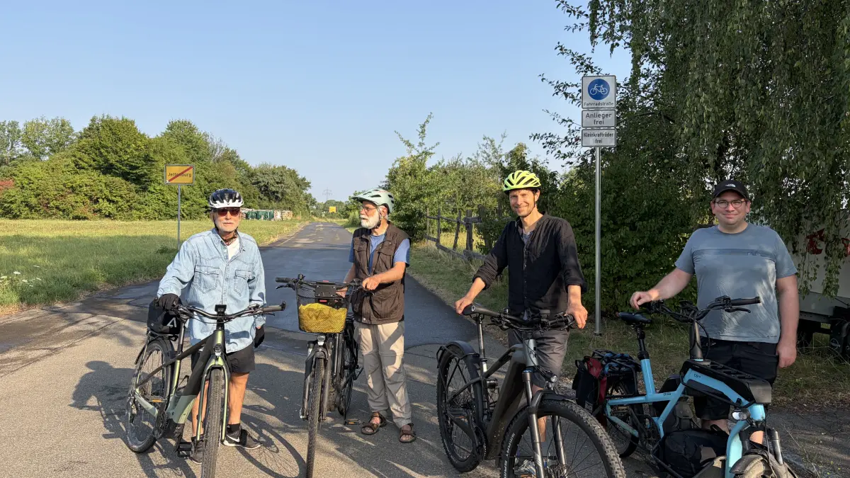 Die vier Mitglieder der Agendagruppe Mobilität freuen sich über die neue Fahrradstraße zwischen Jettenburg und jüdischem Friedhof in Wankheim