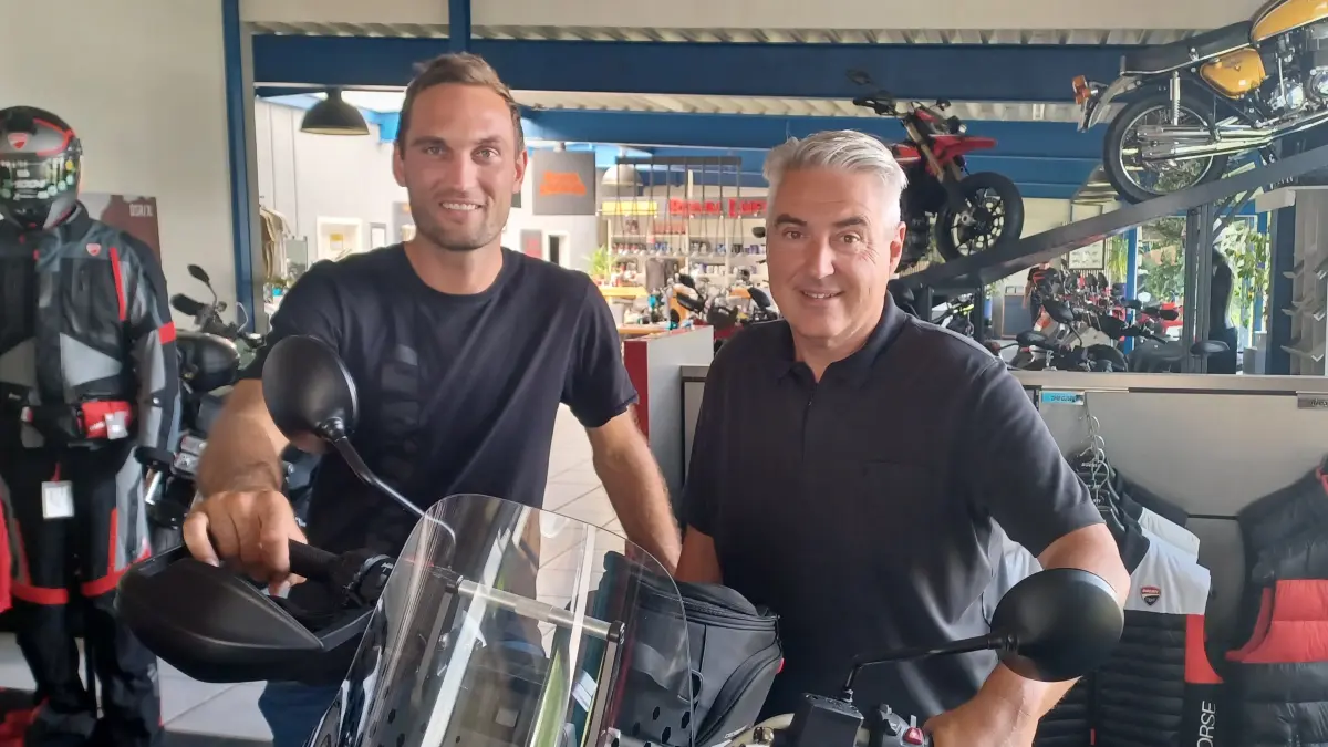 Volle Fahrt voraus in Sachen Landesliga und Jugendarbeit: Mittelfeld-Motor Dominic Hirsch (links) und Jugendleiter Peter Brugger gehören zu denen, die die Fußabteilung des TSV Dettingen auf Kurs halten.