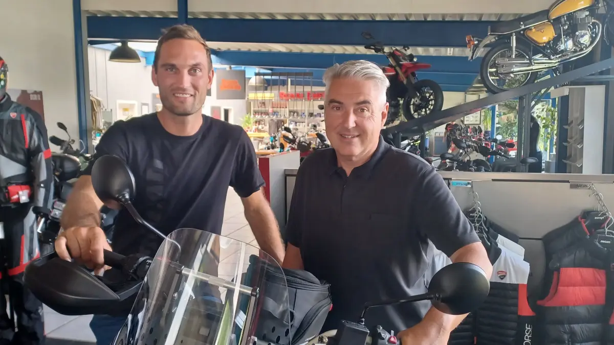 Volle Fahrt voraus in Sachen Landesliga und Jugendarbeit: Mittelfeld-Motor Dominic Hirsch (links) und Jugendleiter Peter Brugger gehören zu denen, die die Fußabteilung des TSV Dettingen auf Kurs halten.