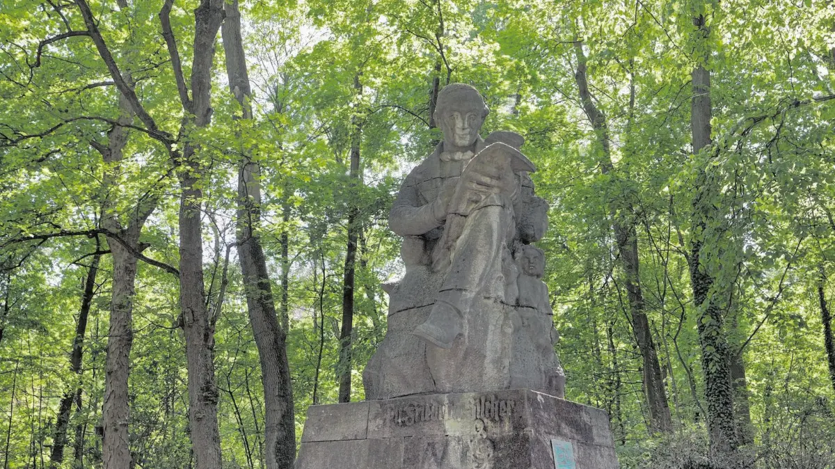Silcherdenkmal: Das Silcherdenkmal steht im Anlagenpark, direkt am See. Behauptet die KI. Und schlägt deshalb "Silcher-Park" vor.