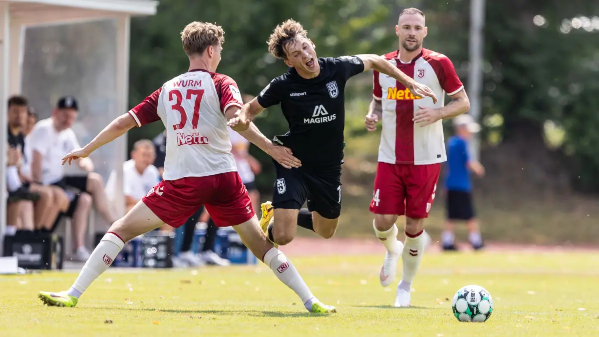 SSV Jahn Regensburg vs. SSV Ulm 1846 Fußball, Fussball, Testspiel, Trainingsplatz Regensburg 01.08.26: v.l. Leopold Wurm (SSV Jahn Regensburg, #37), Benjamin Goller (SSV Ulm 1846 Fußball, #07)
SSV Jahn Regensburg vs. SSV Ulm 1846 Fußball, Fussball, Testspiel, Trainingsplatz Regensburg 01.08.26
Foto: Eibner-Pressefoto/Lucca Fundel