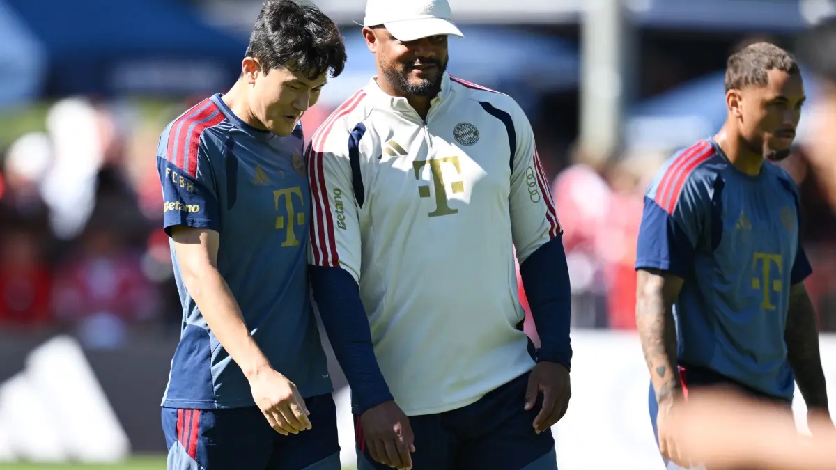 FC Bayern München: ARCHIV - 28.07.2026, Bayern, Rottach-Egern: Fußball: Bundesliga, Trainingslager FC Bayern München. FC Bayerns Trainer Vincent Kompany (r) mit Minjae Kim beim Training. (zu dpa: «Im blau-weißen Flieger: FC Bayern startet Asien-Tour») Foto: Angelika Warmuth/dpa +++ dpa-Bildfunk +++