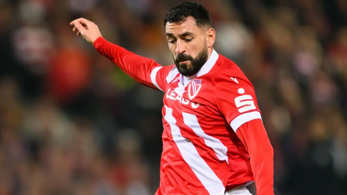 Tolcay Cigerci: ARCHIV - 28.10.2025, Brandenburg, Cottbus: Fußball: DFB-Pokal, FC Energie Cottbus - RB Leipzig, 2. Runde, LEAG Energie Stadion, Tolcay Cigerci (Energie Cottbus) spielt den Ball. Auch er traf nicht gegen Osnabrück. (zu dpa: «Bei Borgmann-Comeback: Energie verliert gegen Bremen 2:4») Foto: Robert Michael/dpa +++ dpa-Bildfunk +++