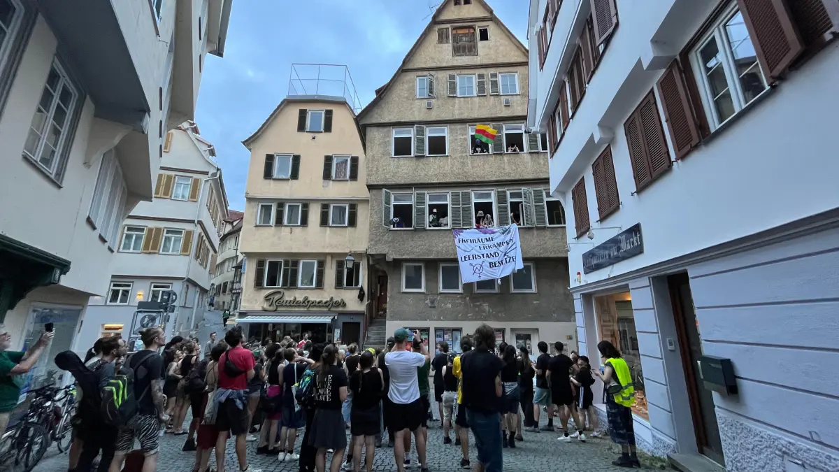 Die Hausbesetzung wurde am Freitagabend von einem Demozug durch die Münzgasse begleitet.