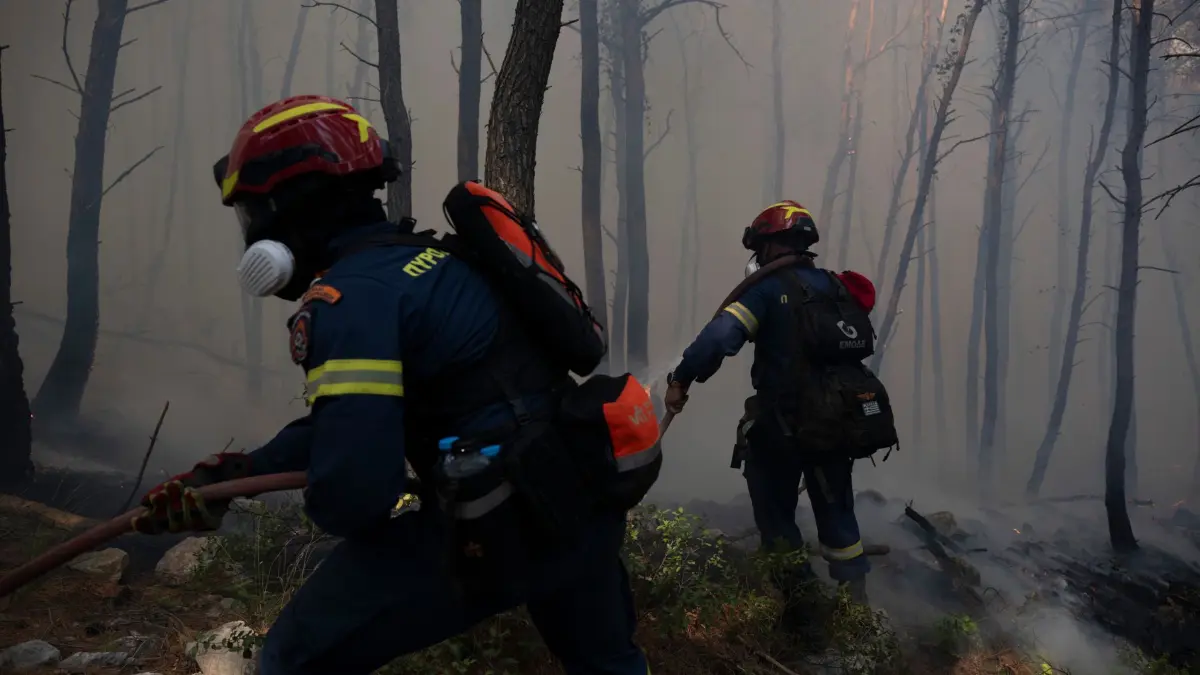 Waldbrände in Griechenland: 01.08.2026, Griechenland, Porto Germeno: Feuerwehrleute sind bei einem Waldbrand in der Nähe von Porto Germeno nordwestlich von Athen, im Einsatz. Foto: Michael Varaklas/AP/dpa +++ dpa-Bildfunk +++