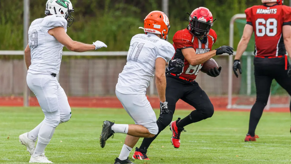 American Football Bezirksliga: American Football Bezirksliga; Kuchen Mammuts - Albstadt Alligators;
Oliver Dinges (Kuchen Mammuts, #86) macht mit diesem Laufversuch Yards für die Mammuts;
01.08.2026; Ankenstadion; Kuchen.
Foto: Thomas Madel