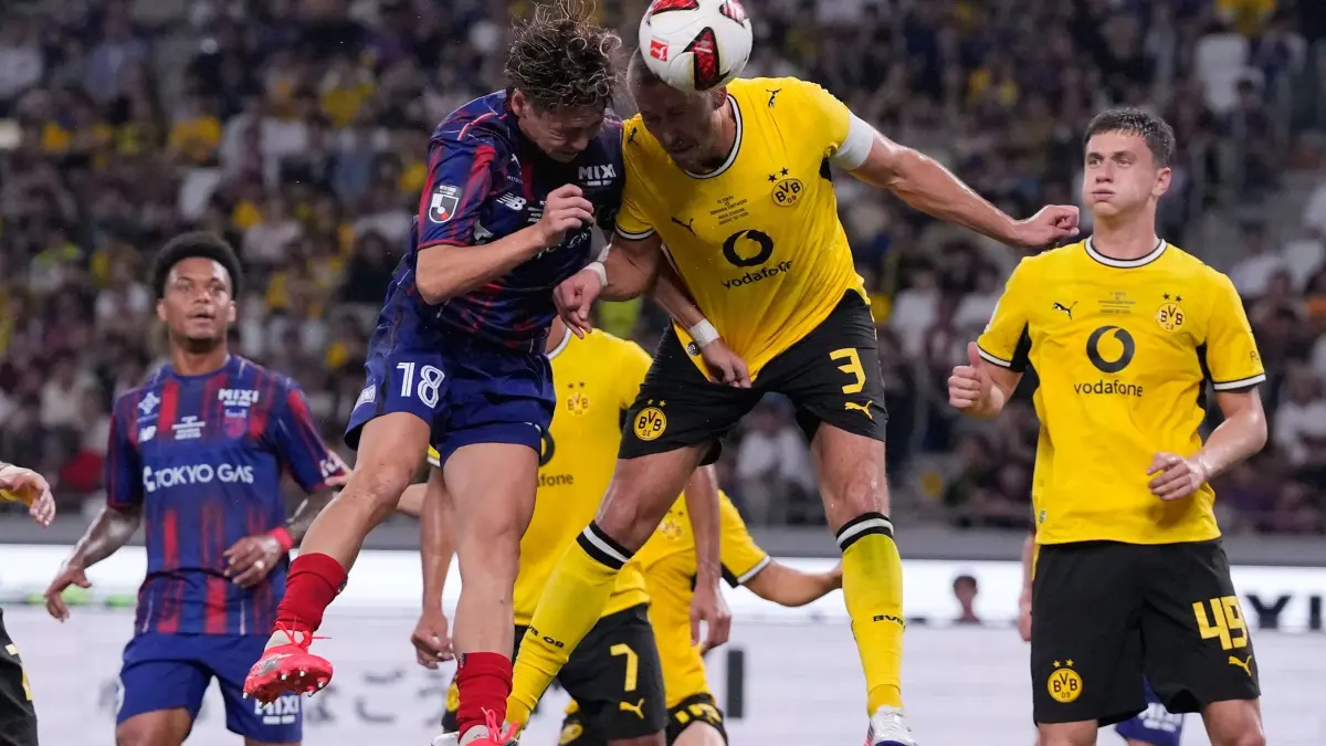 FC Tokio - Borussia Dortmund: 01.08.2026, Japan, Tokio: Fußball: Testspiele, FC Tokio - Borussia Dortmund. Kento Hashimoto (Mitte l) vom FC Tokio gegen Waldemar Anton (Mitte r) von Borussia Dortmund. Foto: Eugene Hoshiko/AP/dpa +++ dpa-Bildfunk +++