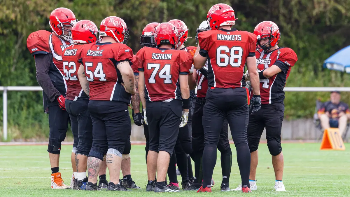 American Football Bezirksliga: American Football Bezirksliga; Kuchen Mammuts - Albstadt Alligators;
Huddle;
01.08.2026; Ankenstadion; Kuchen.
Foto: Thomas Madel