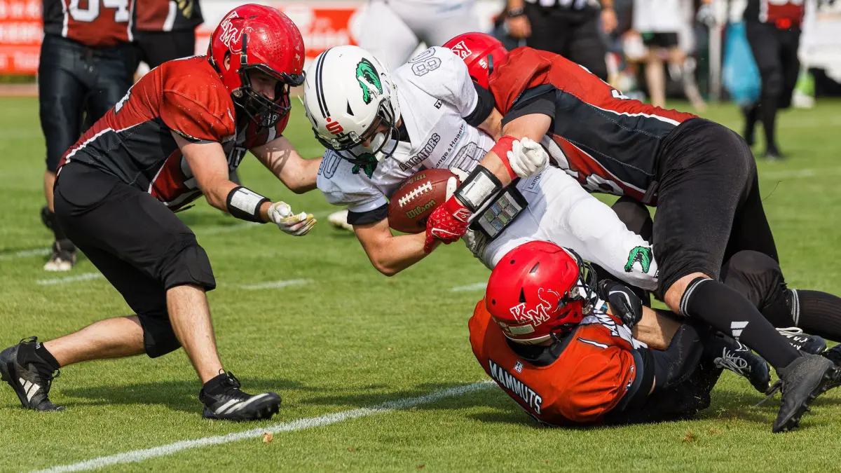 American Football Bezirksliga: American Football Bezirksliga; Kuchen Mammuts - Albstadt Alligators;
Christoph Bührle (Kuchen Mammuts, #36) tackelt den Ballträger der Albstadt Alligators;
01.08.2026; Ankenstadion; Kuchen.
Foto: Thomas Madel