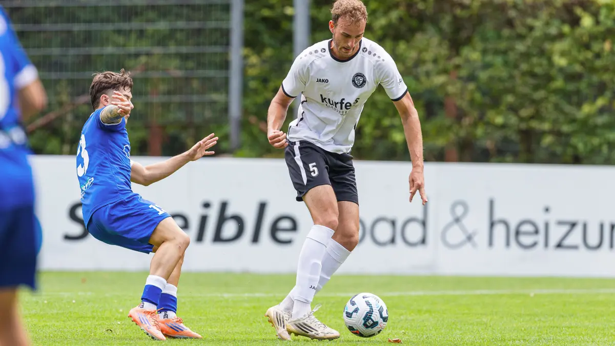 Saisonvorbereitung: Saisonvorbereitung; SC Geislingen - Calcio Leinfelden-Echterdingen;
Lukas Ziegler (SC Geislingen, #5) und Casian-Matei Ulici (Calcia Leinfelden-Echterdingen, #13);
01.08.2026; Stadion Eybacher Tal; Geislingen.
Foto: Thomas Madel