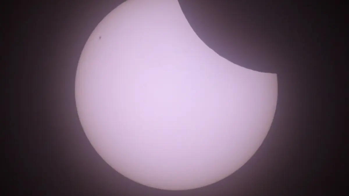 Partielle Sonnenfinsternis: ARCHIV - 29.03.2025, Brandenburg, Frankfurt (Oder): Der Höhepunkt einer partiellen Sonnenfinsternis über dem östlichen Deutschland. (Archivfoto) (zu dpa: «Seltenes Spektakel am Abendhimmel - Experten geben Tipps») Foto: Patrick Pleul/dpa +++ dpa-Bildfunk +++