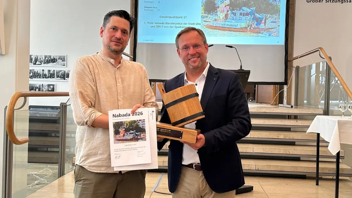 OB Martin Ansbacher (rechts) übergibt Niklas Mühlich vom Vorstand des Stadtjugendrings Ulm den Kübelepokal. Er nimmt ihn stellvertretend für die Gruppe "Jugend aktiv in Ulm" entgegen.