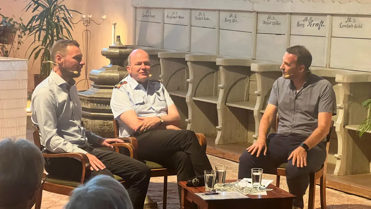 Kathrin und René Kollmar haben für ihre Gemeinde zum „Churchtalk“ geladen. Zu Gast sind Generalmajor Ruprecht von Butler und Kevin Leiser,