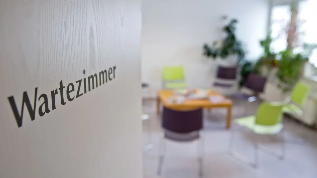 Wartezimmer: ARCHIV - 04.03.2015, NA, Nürnberg: «Wartezimmer» ist auf der Tür eines leeren Wartezimmers in einer Arztpraxis zu lesen. (zu dpa: «Künftig immer zuerst zum Hausarzt?») Foto: Daniel Karmann/dpa +++ dpa-Bildfunk +++