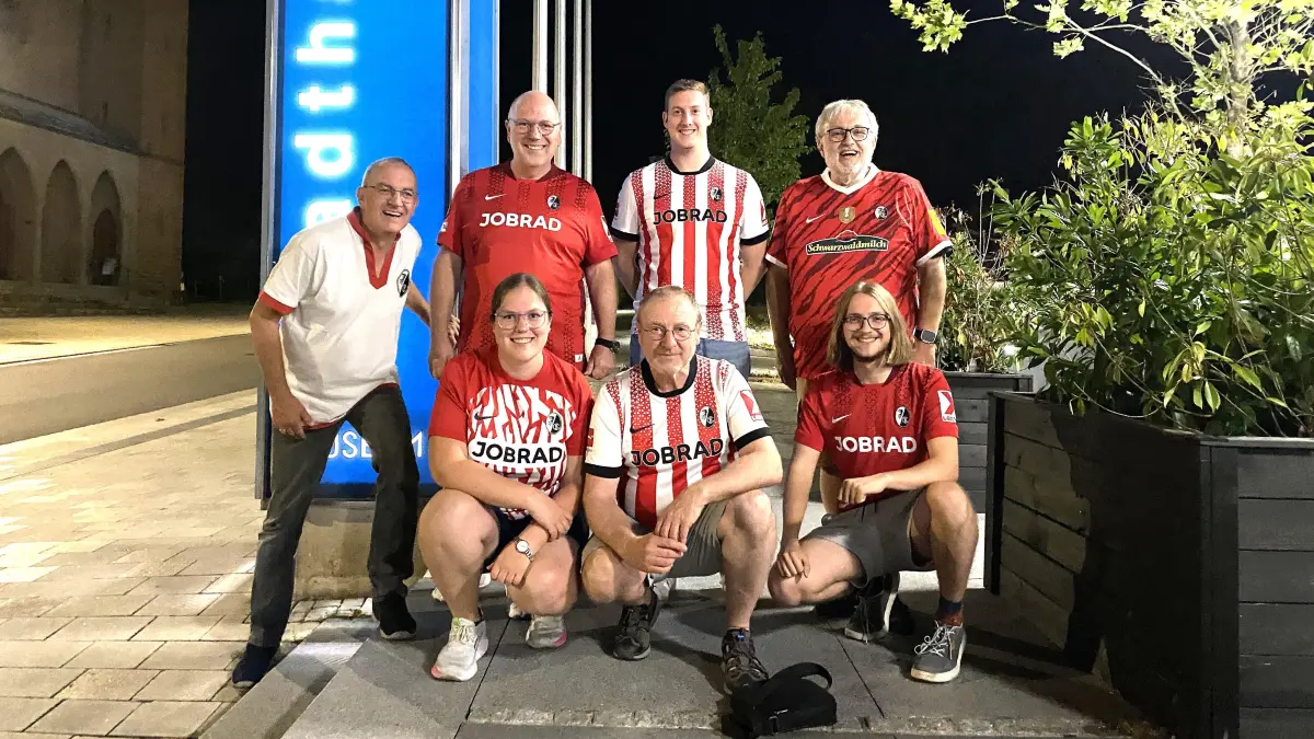 Die Gründungsmitglieder des SC-Fanclubs "Zollerfüchsle" um den Vorsitzenden Florian Dyma (vorne rechts) und seinen Stellvertreter Elias Pufke (hinten Mitte).
