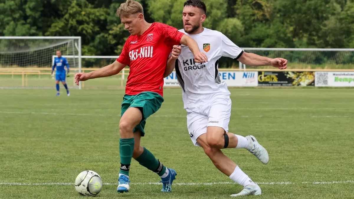 SV Nehren vs. FC Holzhausen, Fussball, WFV-Pokal Gruppe 3, Runde 1-3, Spielzeit 2026/2027, 01.08.26: Silas Rempfer (SV Nehren, #03) im Zweikampf mit Walter Vegelin (FC Holzhausen, #30),
SV Nehren vs. FC Holzhausen, Fussball, WFV-Pokal Gruppe 3, Runde 1-3, Spielzeit 2026/2027, 01.08.26,
Foto: Eibner-Pressefoto/Sebastian Reese