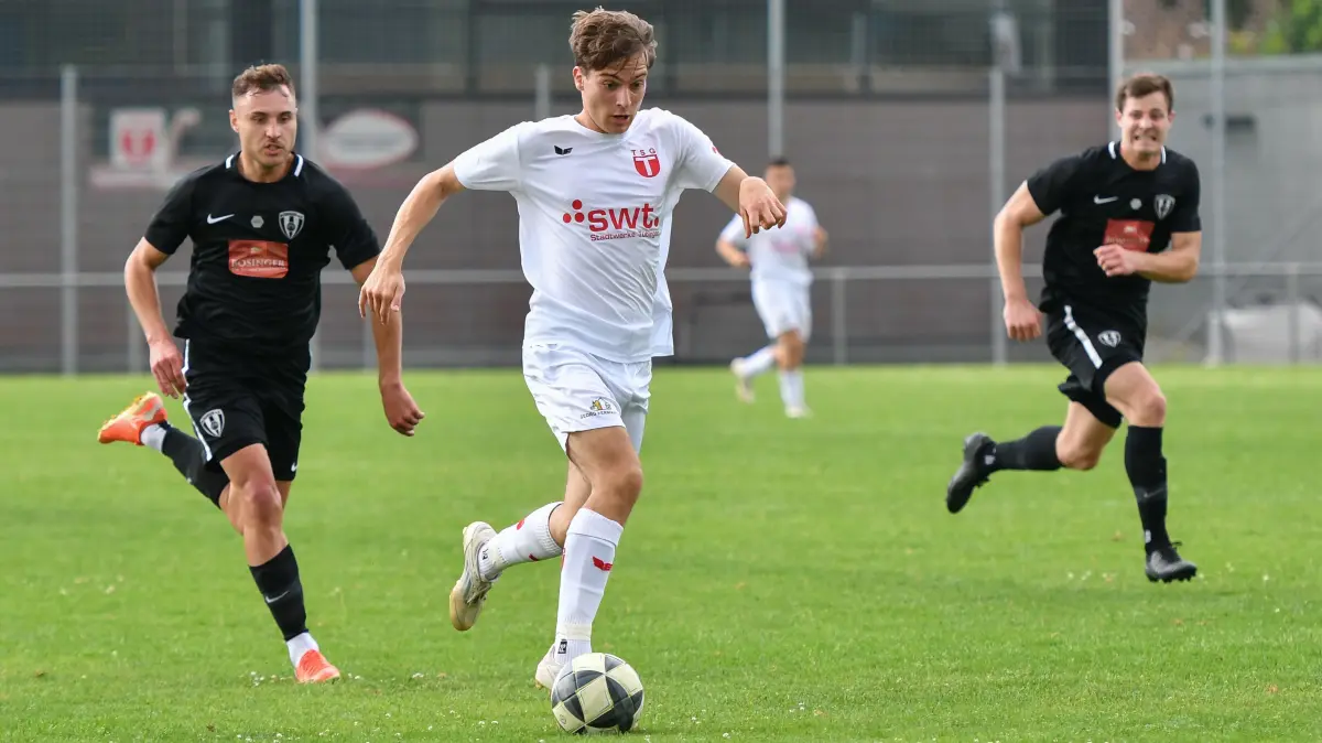 TSG Tuebingen vs. VfB Boesingen , Fussball, WFV-Pokal, Gruppe 3, Wuerttemberg, Saison 2026/2027, 01.08.2026: Lorenzo Cedrone (TSG Tuebingen, #15) zieht allein zum Tor, scheitert aber an Ron Armbruster (VfB Boesingen, #01)
TSG Tuebingen vs. VfB Boesingen , Fussball, WFV-Pokal, Gruppe 3, Wuerttemberg, Saison 2026/2027, 01.08.2026,
Foto: Eibner-Pressefoto/Ralph Kunze