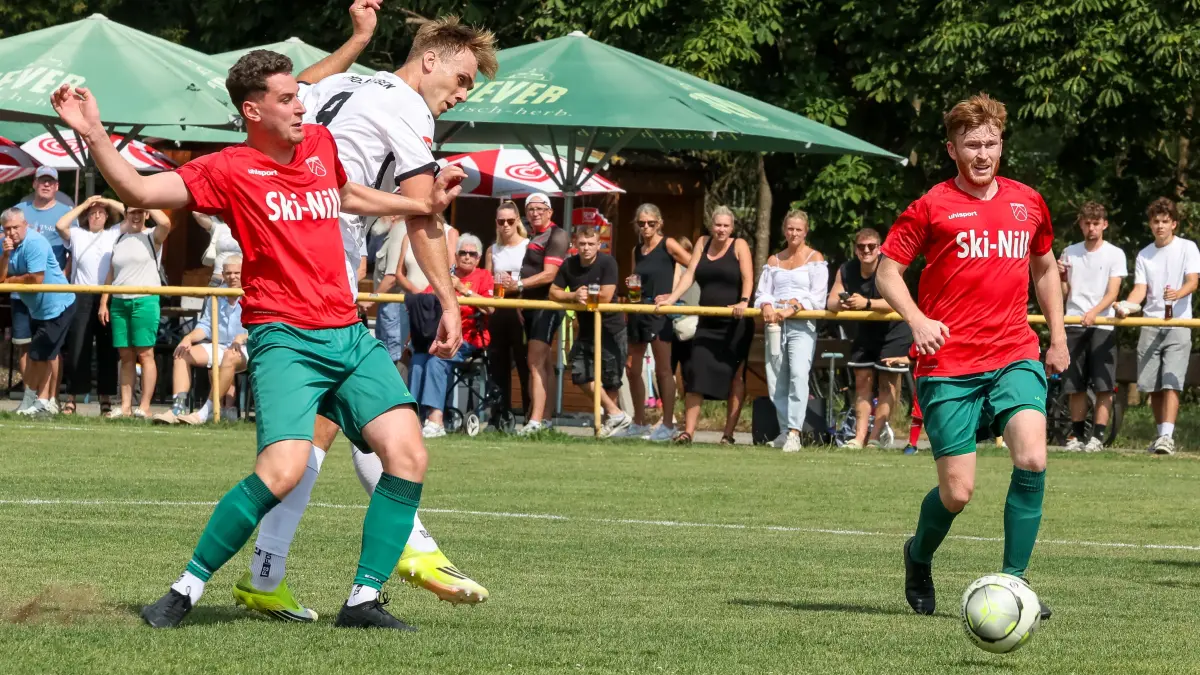 SV Nehren vs. FC Holzhausen, Fussball, WFV-Pokal Gruppe 3, Runde 1-3, Spielzeit 2026/2027, 01.08.26: Tim Steinhilber (FC Holzhausen, #09) mit dem Tor zum 0:1 gegen Luis Sinz (SV Nehren, #05),
SV Nehren vs. FC Holzhausen, Fussball, WFV-Pokal Gruppe 3, Runde 1-3, Spielzeit 2026/2027, 01.08.26,
Foto: Eibner-Pressefoto/Sebastian Reese