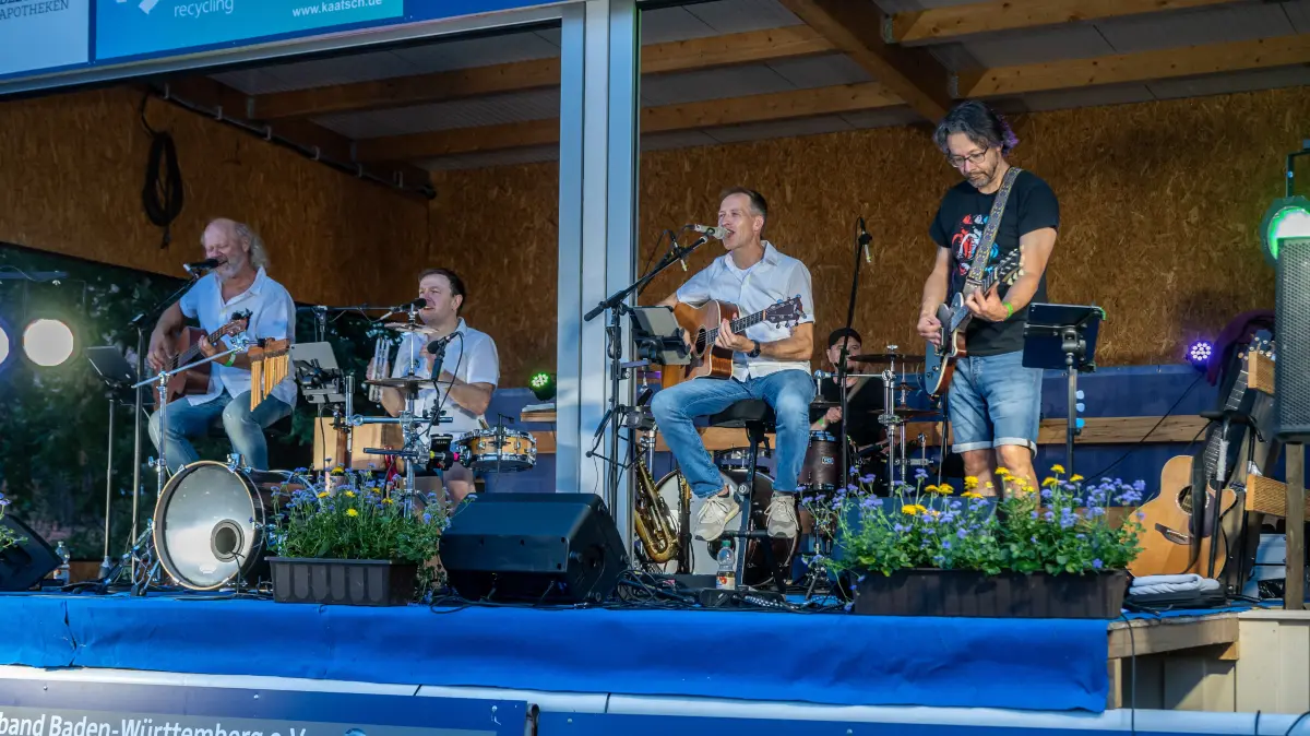 Donzdorf: Birkhof-Dressurfestival mit 40. Birkhof-Fohlenchampionat Freitag Konzert Streetlife