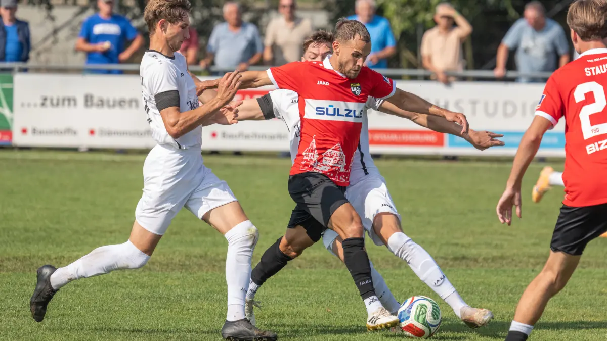 TSV Riedlingen gegen TSG Balingen im Verbands Pokal: Christian Derflinger (TSG Balingen Fussball) wird in die Zange genommen
TSV Riedlingen gegen TSG Balingen Fussball, Verbands Pokal, Saison 2026 2027. Riedlingen, Baden Wuerttemberg, Deutschland, 01.08.2026. Fussball. Editorial use only. Foto: Eibner Pressefoto / Eky Eibner