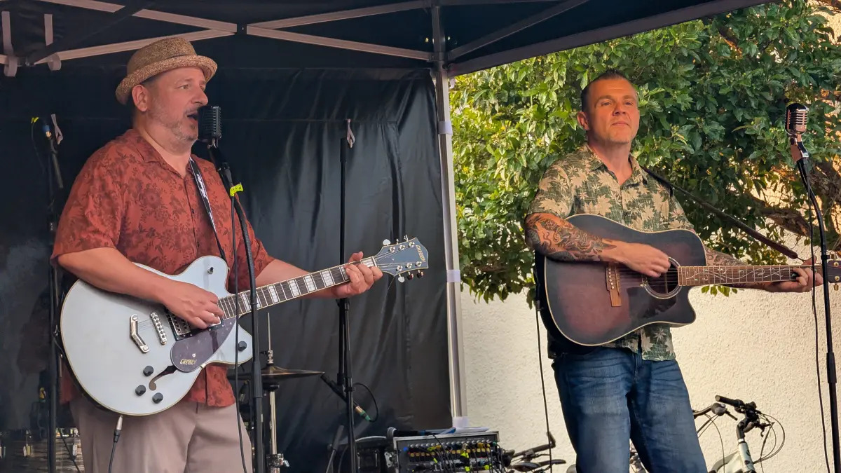 Mit Ersatzgitarre ausgestattet konnte Sebastian Swoboda weiterspielen.