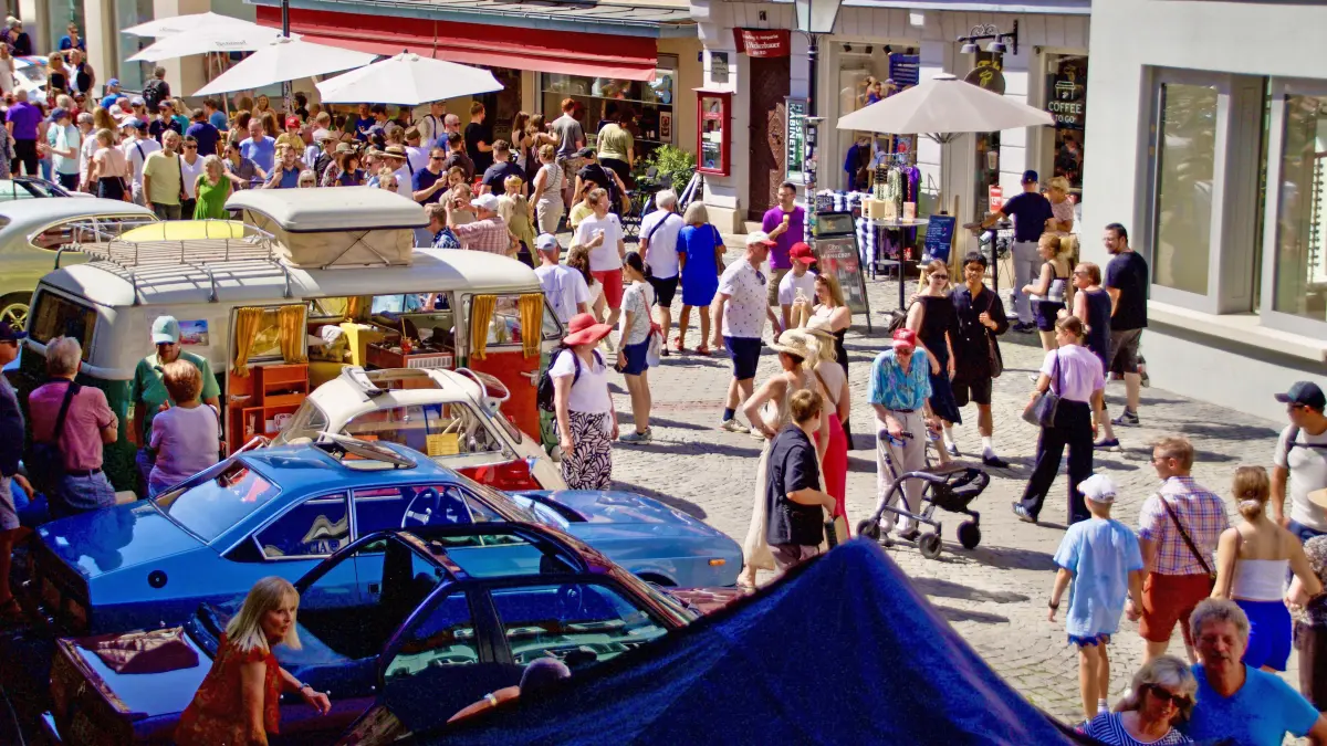 Mensch und Maschine nah beieinander: Buntes Treiben auf dem Tübinger Holzmarkt beim 4. Oldtimer-Festival am Sonntag.