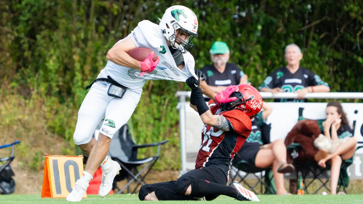 AFC Kuchen Mammuts vs. Albstadt Alligators, American Football, Bezirksliga Baden-Wuerttemberg, Saison 2026, 01.08.2026: Christoph Muenster (Albstadt Alligators, #81) und Hendrik Moll (AFC Kuchen Mammuts, #31),
AFC Kuchen Mammuts vs. Albstadt Alligators, American Football, Bezirksliga Baden-Wuerttemberg, Saison 2026, 01.08.2026,
Foto: Eibner-Pressefoto/Max Vogel