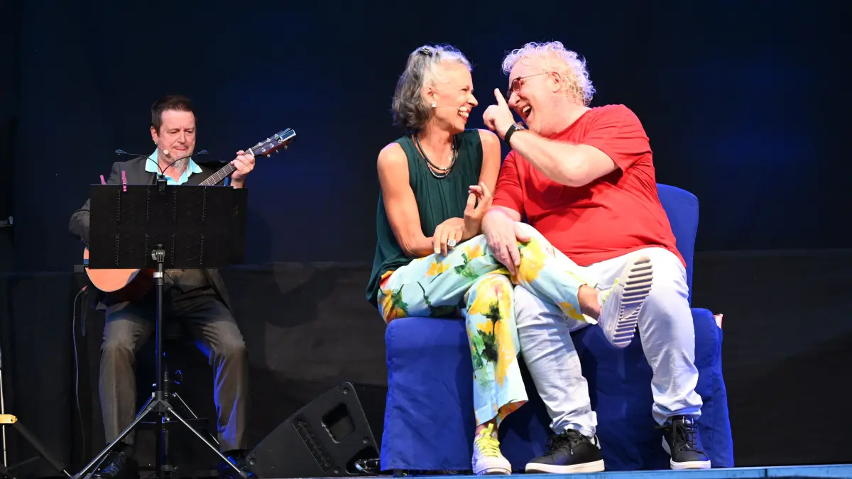 Das Comedy-Trio „Backblech“ tritt bei der ersten Fichtenberger Kultursommernacht auf. Die Bilder zeigen: Comedyszene beim Bügeln mit (von links): Jens Heckermann, Sigi Gall, Cherry Gehring, "Backblech"-Comedyszene mit (von rechts): Cherry Gehring als Ralf, Sigi Gall als Karin und Gitarrist Jens Heckermann, "Backblech"-Popsong-Performance mit (von rechts): Cherry Gehring, Sigi Gall und Jens Heckermann