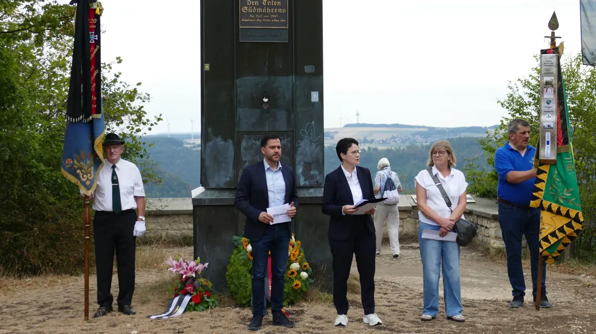 Das Bundestreffen der Südmährer beginnt traditionell mit dem Gedenken am Ostlandkreuz. Dieses Jahr mit dabei: Heimatministerin Marion Gentges (Mitte); im Bild mit OB Ignazio Ceffalia und der Bundesvorsitzenden Adelheid Bender-Klein.
