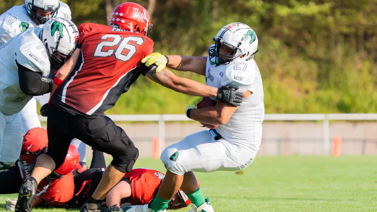 AFC Kuchen Mammuts vs. Albstadt Alligators, American Football, Bezirksliga Baden-Wuerttemberg, Saison 2026, 01.08.2026: Benjamin Farkas (AFC Kuchen Mammuts, #26) und Som Sai Alounlasy (Albstadt Alligators, #27),
AFC Kuchen Mammuts vs. Albstadt Alligators, American Football, Bezirksliga Baden-Wuerttemberg, Saison 2026, 01.08.2026,
Foto: Eibner-Pressefoto/Max Vogel