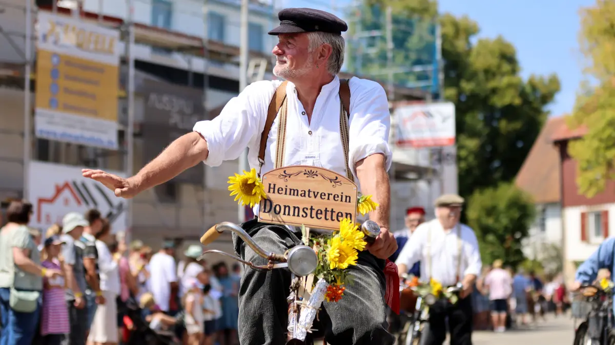 Bei schönstem Sommerwetter zogen insgesamt 67 Gruppen durch Donnstetten hin zum Festplatz. Die zahlreichen Besucher waren von dem Festumzug der 1250-Jahr-Feier begeistert, der Gemeinschaft und Ortsgeschichte präsentierte.