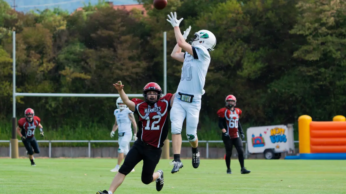 AFC Kuchen Mammuts vs. Albstadt Alligators, American Football, Bezirksliga Baden-Wuerttemberg, Saison 2026, 01.08.2026: Fritz Eisenmann (AFC Kuchen Mammuts, #12) und Maximilian Svabensky (Albstadt Alligators, #80),
AFC Kuchen Mammuts vs. Albstadt Alligators, American Football, Bezirksliga Baden-Wuerttemberg, Saison 2026, 01.08.2026,
Foto: Eibner-Pressefoto/Max Vogel