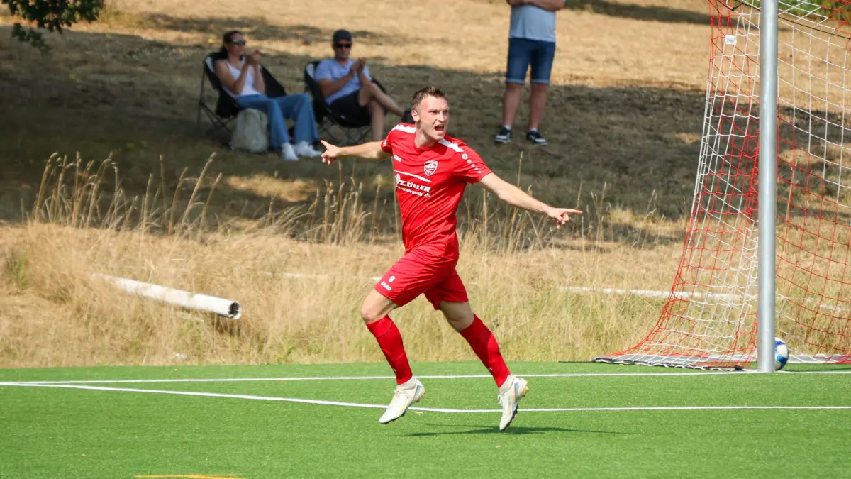 SV Ebersbach - SF Dorfmerkingen II: SV Ebersbach - SF Dorfmerkingen II
Robin Steinborn (9) feiert seinen Treffer zum 1:0
