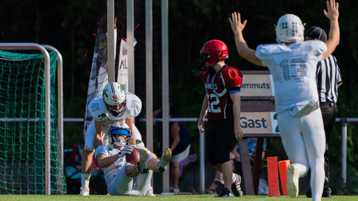 AFC Kuchen Mammuts vs. Albstadt Alligators, American Football, Bezirksliga Baden-Wuerttemberg, Saison 2026, 01.08.2026: Christoph Muenster (Albstadt Alligators, #81), Lennart Leibold (Albstadt Alligators, #17) und Fritz Eisenmann (AFC Kuchen Mammuts, #12),
AFC Kuchen Mammuts vs. Albstadt Alligators, American Football, Bezirksliga Baden-Wuerttemberg, Saison 2026, 01.08.2026,
Foto: Eibner-Pressefoto/Max Vogel