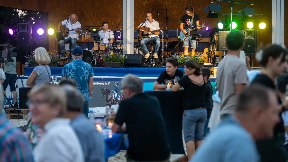 Donzdorf: Birkhof-Dressurfestival mit 40. Birkhof-Fohlenchampionat Freitag Konzert Streetlife