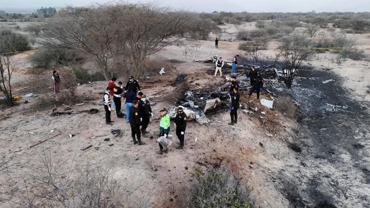 Flugzeugabsturz in Peru: dpatopbilder - 01.08.2026, Peru, Nazca: Die Polizei untersucht das Wrack eines Flugzeugs, das während eines Rundflugs mit Touristen über den Nazca-Linien in Peru abgestürzt ist. Foto: Genry Bautista/AP/dpa +++ dpa-Bildfunk +++
