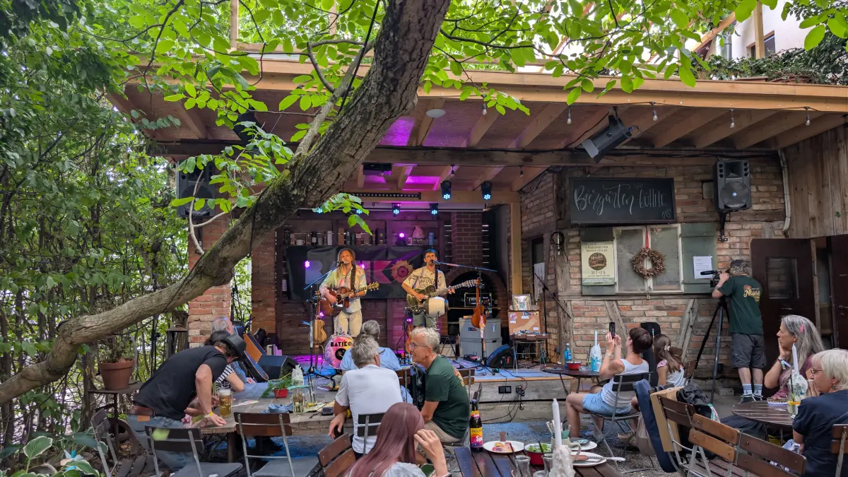 Bei reichlich Schatten lauschten die Besucher beim NUkulele Konzerten, wie hier dem Duo Batiko. Im Vordergrund stand aber das gemeinsame Spielen.