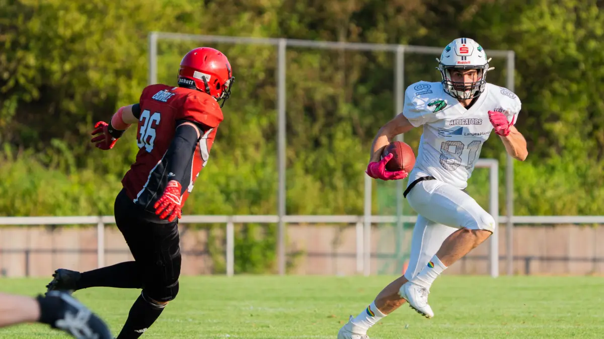 AFC Kuchen Mammuts vs. Albstadt Alligators, American Football, Bezirksliga Baden-Wuerttemberg, Saison 2026, 01.08.2026: Christoph Buehrle (AFC Kuchen Mammuts, #36) und Christoph Muenster (Albstadt Alligators, #81),
AFC Kuchen Mammuts vs. Albstadt Alligators, American Football, Bezirksliga Baden-Wuerttemberg, Saison 2026, 01.08.2026,
Foto: Eibner-Pressefoto/Max Vogel