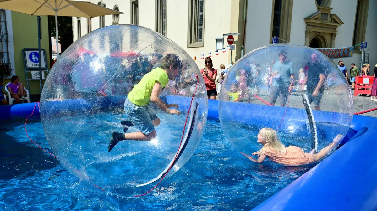 10. Göppinger Schloss-Straßen-Fest (historische Spielemeile, Schiffschaukel, Zirkus Rondelli