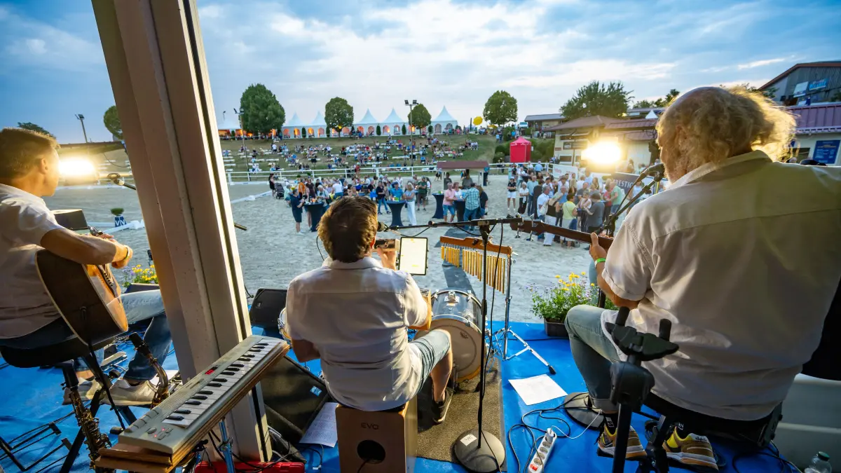 Donzdorf: Birkhof-Dressurfestival mit 40. Birkhof-Fohlenchampionat Freitag Konzert Streetlife