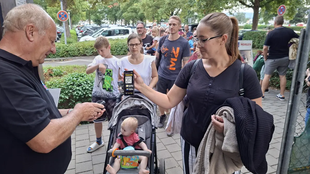 Das Ticket fürs Open-Air-Kino gibt´s ganz bequem aufs Handy. Werner Beck, einer der zahlreichen Helfer, kontrolliert ebenfalls digital.