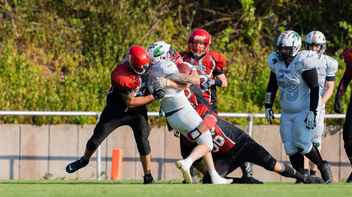 AFC Kuchen Mammuts vs. Albstadt Alligators, American Football, Bezirksliga Baden-Wuerttemberg, Saison 2026, 01.08.2026: Benjamin Farkas (AFC Kuchen Mammuts, #26) und Alexander Lorch (Albstadt Alligators, #26),
AFC Kuchen Mammuts vs. Albstadt Alligators, American Football, Bezirksliga Baden-Wuerttemberg, Saison 2026, 01.08.2026,
Foto: Eibner-Pressefoto/Max Vogel